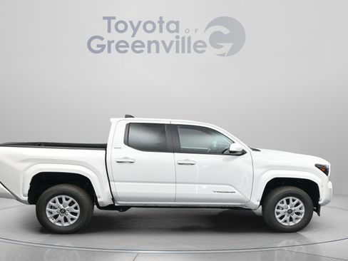 Used 2024 Toyota Tacoma SR5 w/ SR5 Upgrade Package RWD image 17