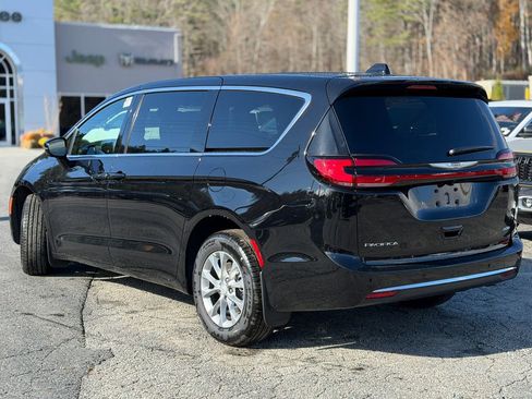 New 2026 Chrysler Pacifica Select image 3