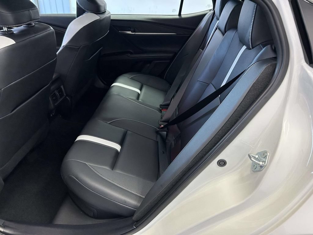 Used 2025 Toyota Camry SE w/ Convenience Package FWD image 15