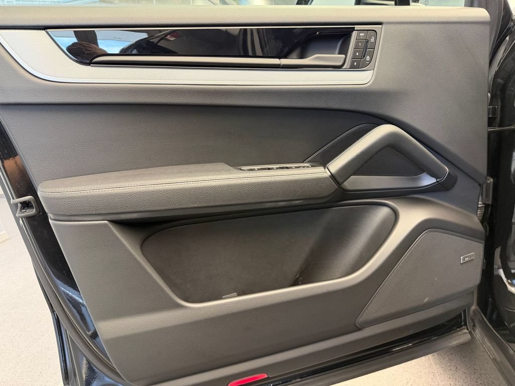 Certified 2025 Porsche Cayenne S AWD/4WD image 21
