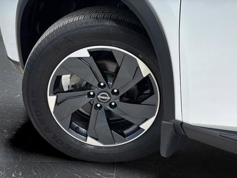 Used 2024 Nissan Rogue SV w/ SV Premium Package AWD/4WD image 34