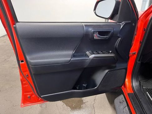 Used 2018 Toyota Tacoma TRD Sport w/ Technology Package image 24