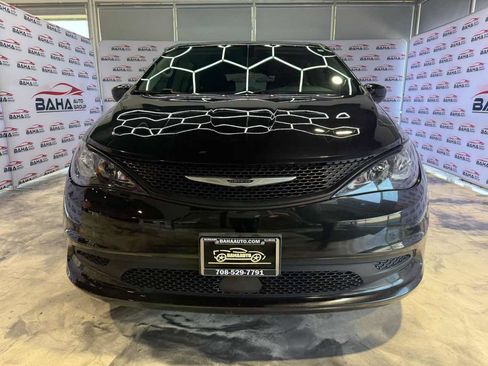 Used 2022 Chrysler Voyager LX image 5