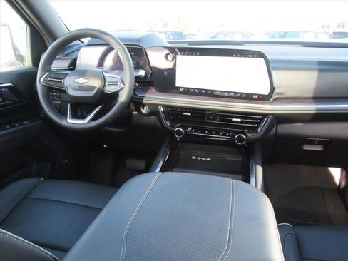 Used 2025 Chevrolet Suburban Premier image 16