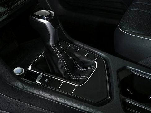 Certified 2022 Volkswagen Tiguan SE image 13