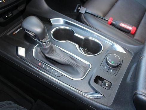 Used 2023 Chevrolet Traverse High Country image 31