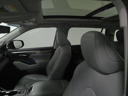 Used 2021 Toyota Highlander Platinum image 2