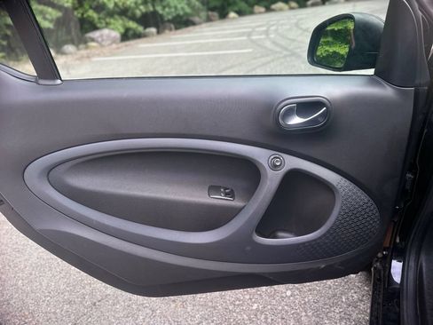 Used 2016 smart fortwo passion RWD image 13