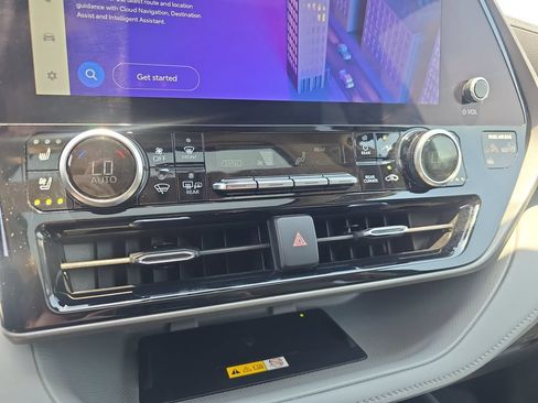 Used 2023 Toyota Highlander Limited FWD image 25