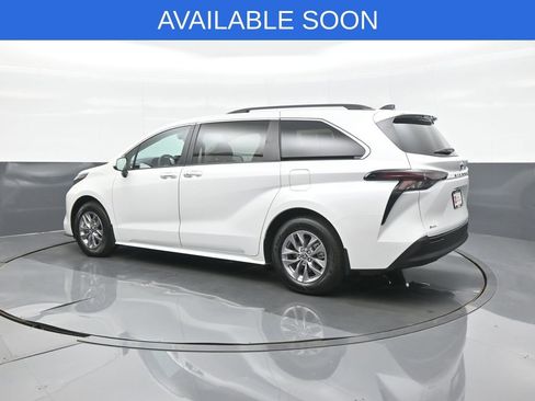 Used 2026 Toyota Sienna XLE FWD image 5