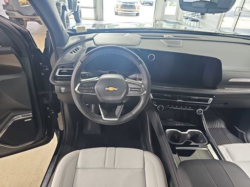 Used 2025 Chevrolet Traverse High Country AWD/4WD image 23