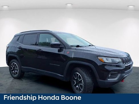 Used 2025 Jeep Compass Trailhawk w/ Trailer Tow Group AWD/4WD image 5