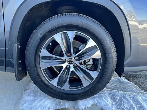 Used 2023 Toyota Highlander XLE AWD/4WD image 31