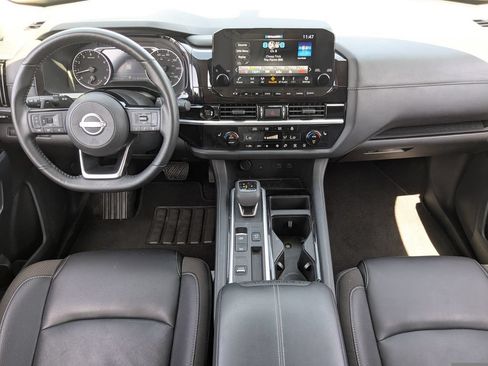 Used 2025 Nissan Pathfinder SL FWD image 17