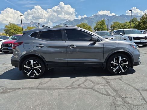 Used 2022 Nissan Rogue Sport SL FWD image 2