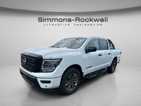 Used 2024 Nissan Titan SV w/ SV Bronze Edition Package image 8