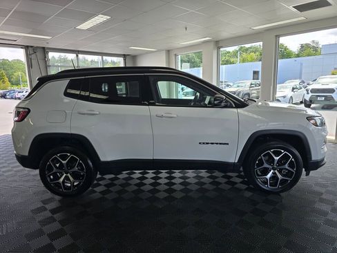 Used 2025 Jeep Compass Limited AWD/4WD image 2