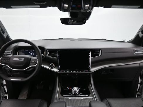 Used 2024 Jeep Wagoneer L Series II image 20