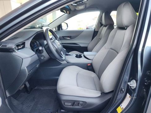 Used 2024 Toyota Venza LE AWD/4WD image 16