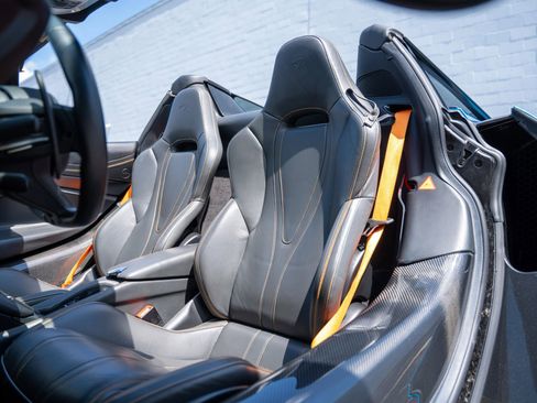 Used 2020 McLaren 720S Spider image 3