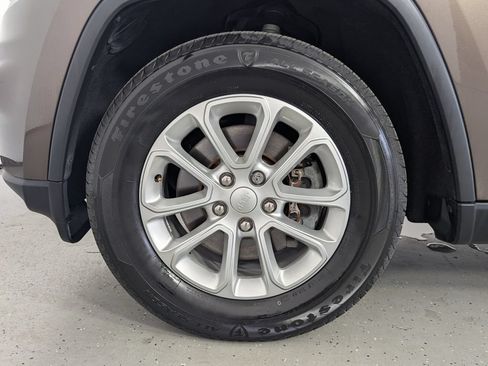 Used 2021 Jeep Grand Cherokee Laredo RWD image 9