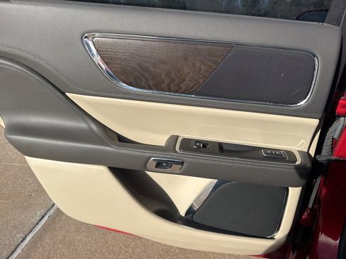 Used 2019 Lincoln Continental Select image 32