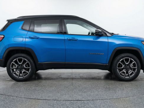 Used 2025 Jeep Compass Trailhawk image 11