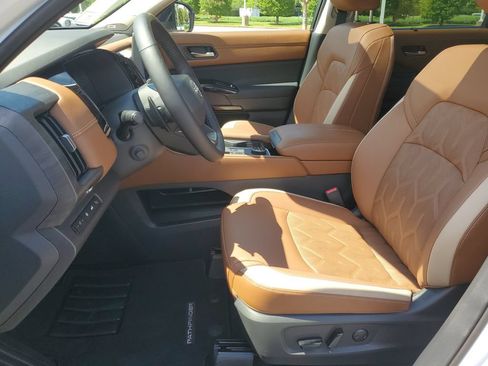 New 2026 Nissan Pathfinder Platinum AWD/4WD image 17