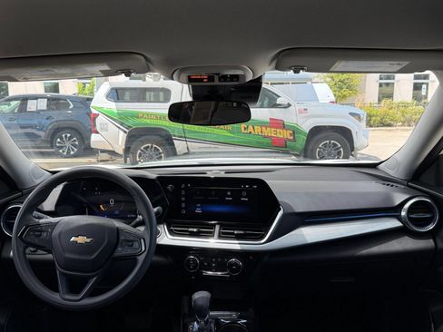 Used 2025 Chevrolet Trax LT FWD image 33