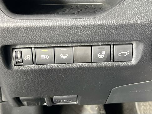 Used 2021 Toyota RAV4 XLE Premium image 10