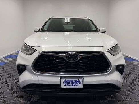 Used 2021 Toyota Highlander Limited FWD image 2