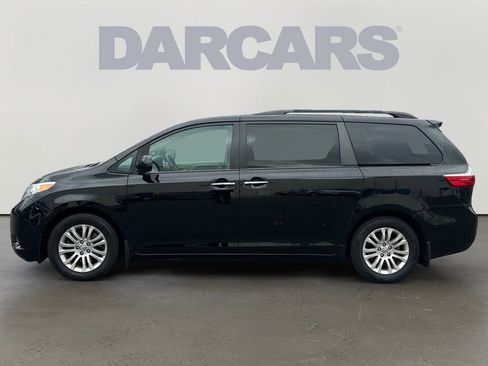 Used 2017 Toyota Sienna XLE w/ XLE Navigation Package image 4