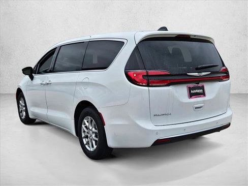 New 2026 Chrysler Pacifica Select image 9