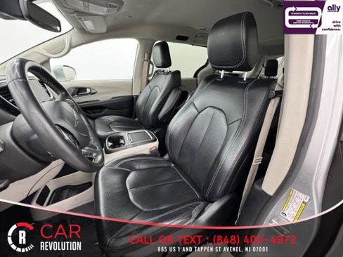 Used 2022 Chrysler Pacifica Touring-L image 26