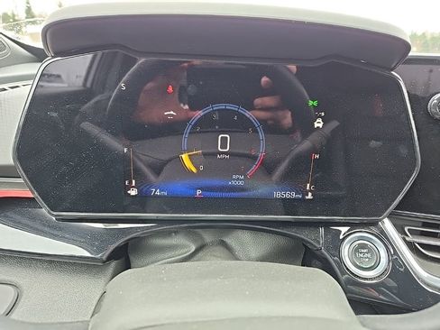 Used 2024 Chevrolet Trax RS w/ Sunroof Package image 21