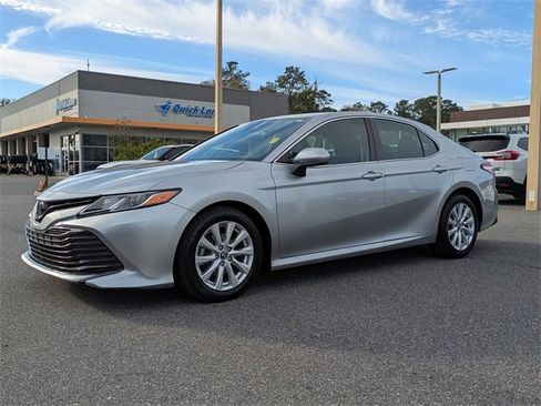 Used 2018 Toyota Camry LE image 8
