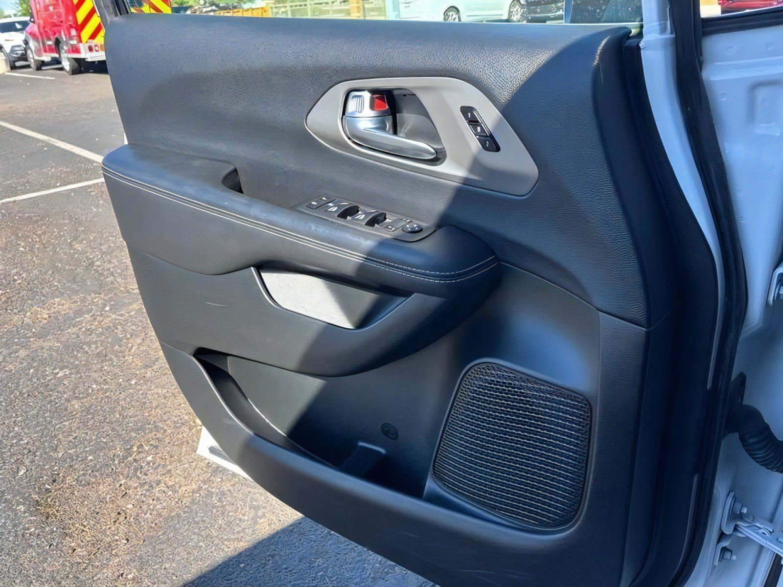 Used 2025 Chrysler Pacifica Select FWD image 11