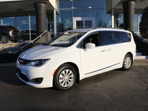 Used 2018 Chrysler Pacifica Touring-L image 1