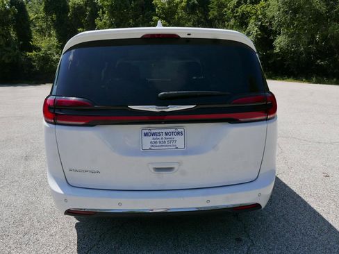 Used 2021 Chrysler Pacifica Touring-L FWD image 7