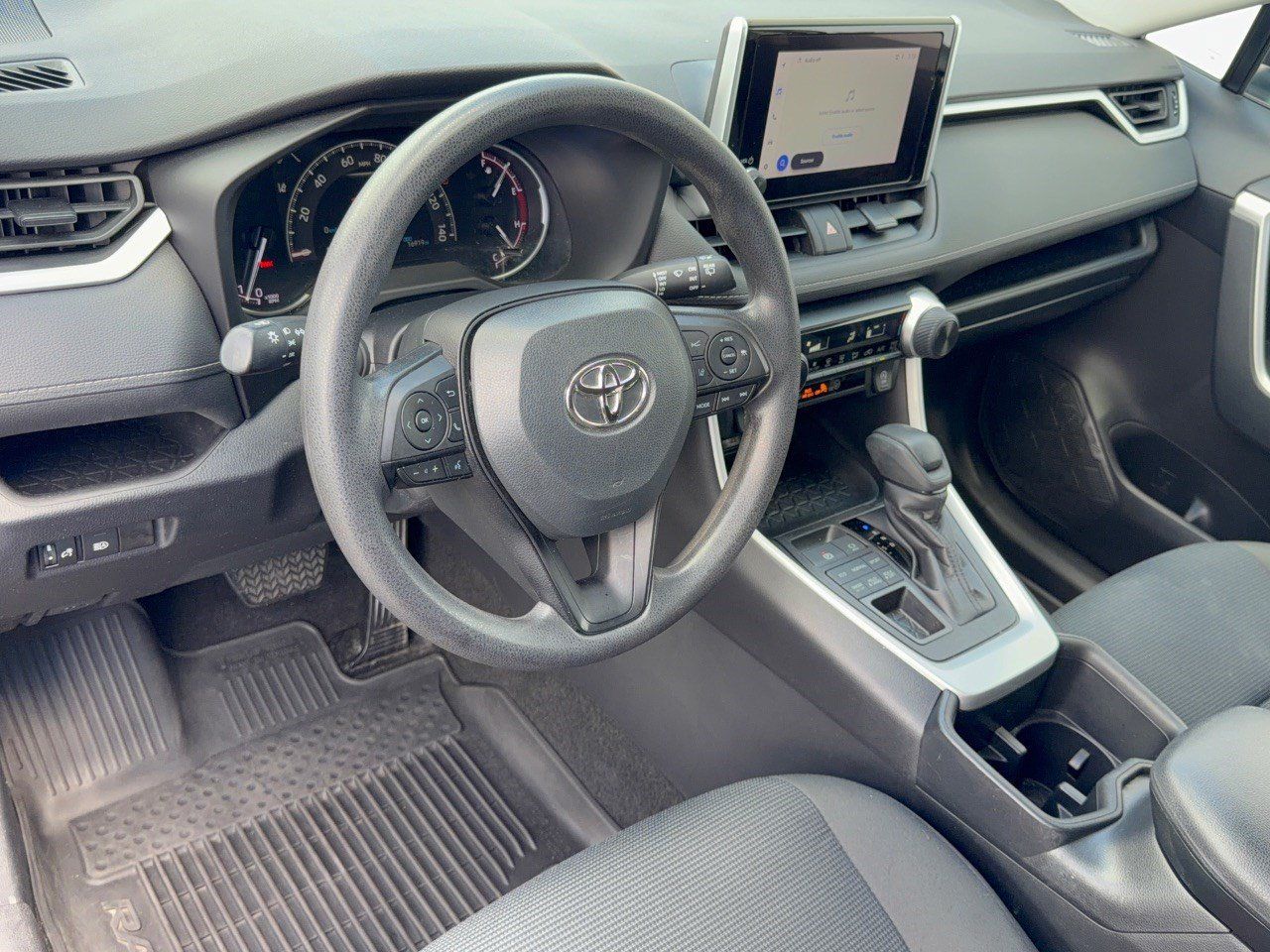 Used 2023 Toyota RAV4 LE AWD/4WD image 4