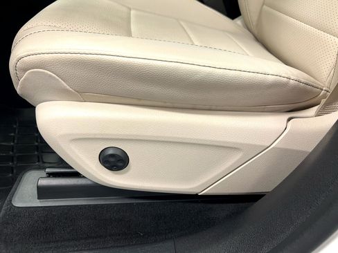 Used 2022 Mercedes-Benz GLE 350 4MATIC w/ AMG Line Exterior image 7