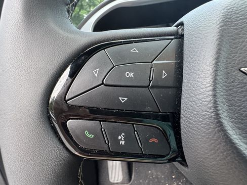 Used 2025 Chrysler Pacifica Limited FWD image 33