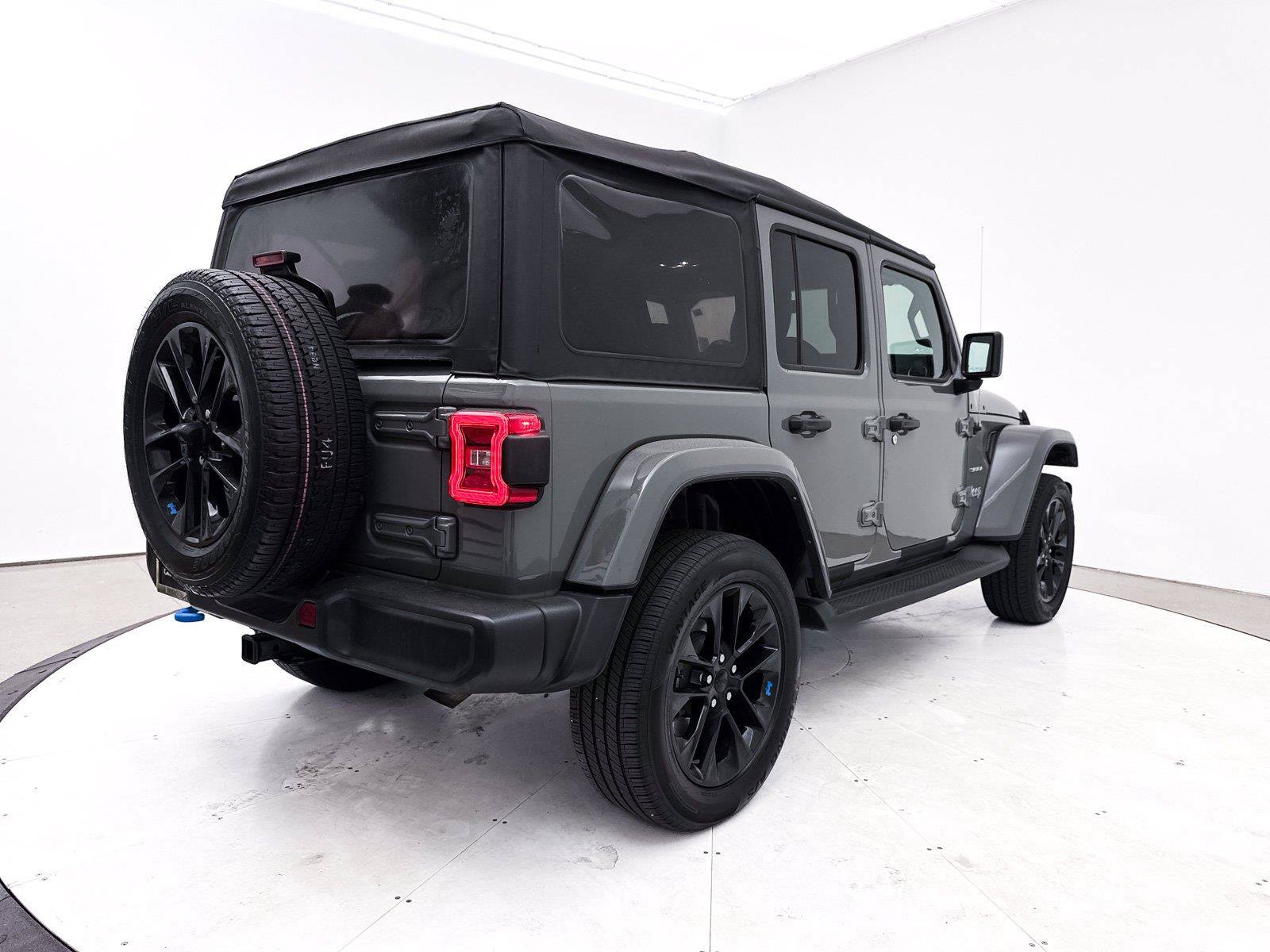 Used 2022 Jeep Wrangler Unlimited Sahara AWD/4WD image 21