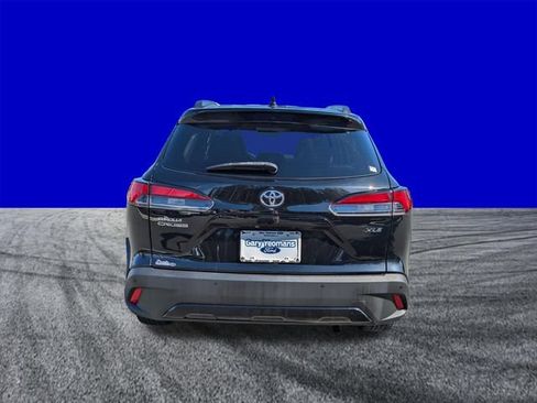 Used 2022 Toyota Corolla Cross XLE w/ Convenience Package FWD image 5