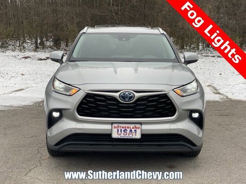 Used 2022 Toyota Highlander XLE image 2