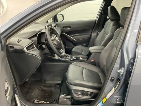 Used 2025 Toyota Corolla Cross XLE w/ Convenience Package image 23