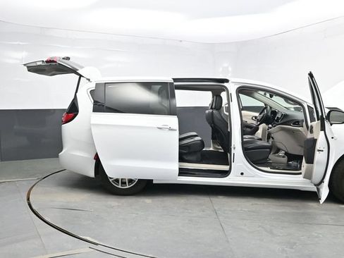 Used 2023 Chrysler Pacifica Touring-L FWD image 39