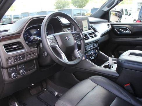 Used 2023 Chevrolet Suburban Z71 w/ Luxury Package AWD/4WD image 3