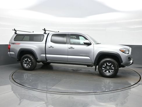 Used 2018 Toyota Tacoma TRD Off-Road w/ Technology Package AWD/4WD image 7