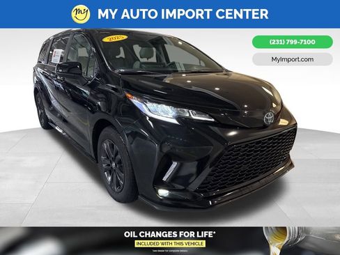 Used 2025 Toyota Sienna XSE image 1